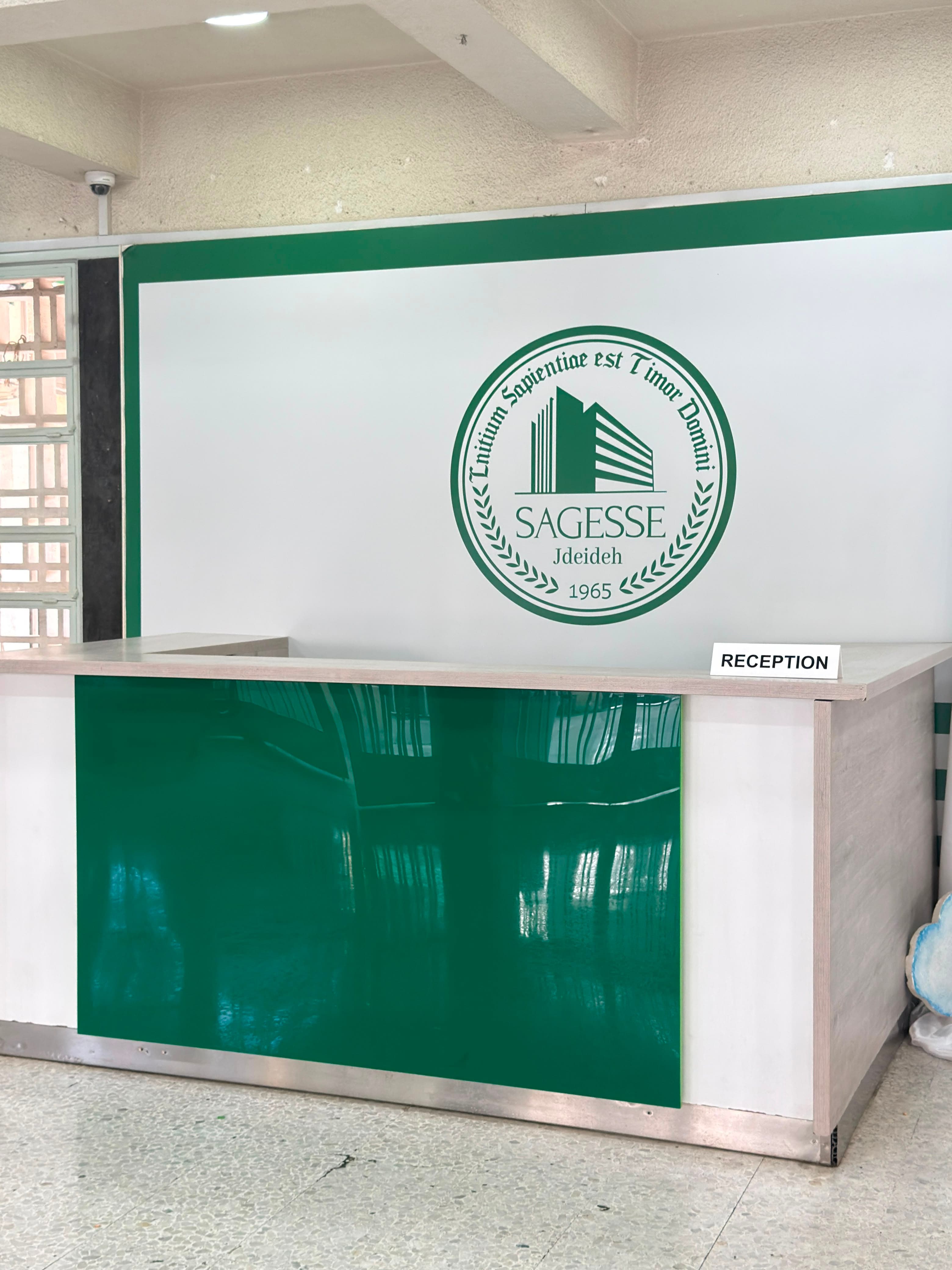 Accueil du collège et emblème Sagesse Jdeideh
