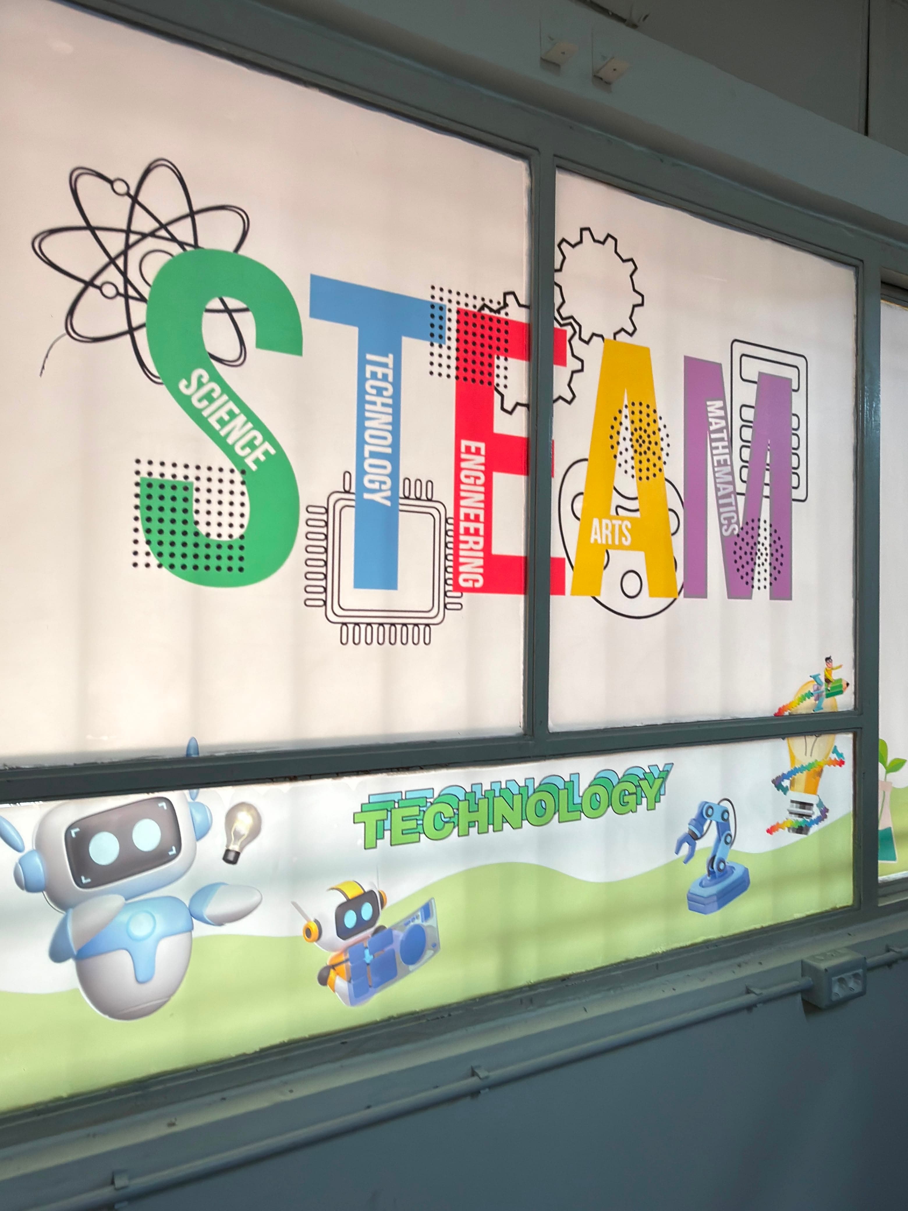 Décor STEAM dans un espace pédagogique du collège