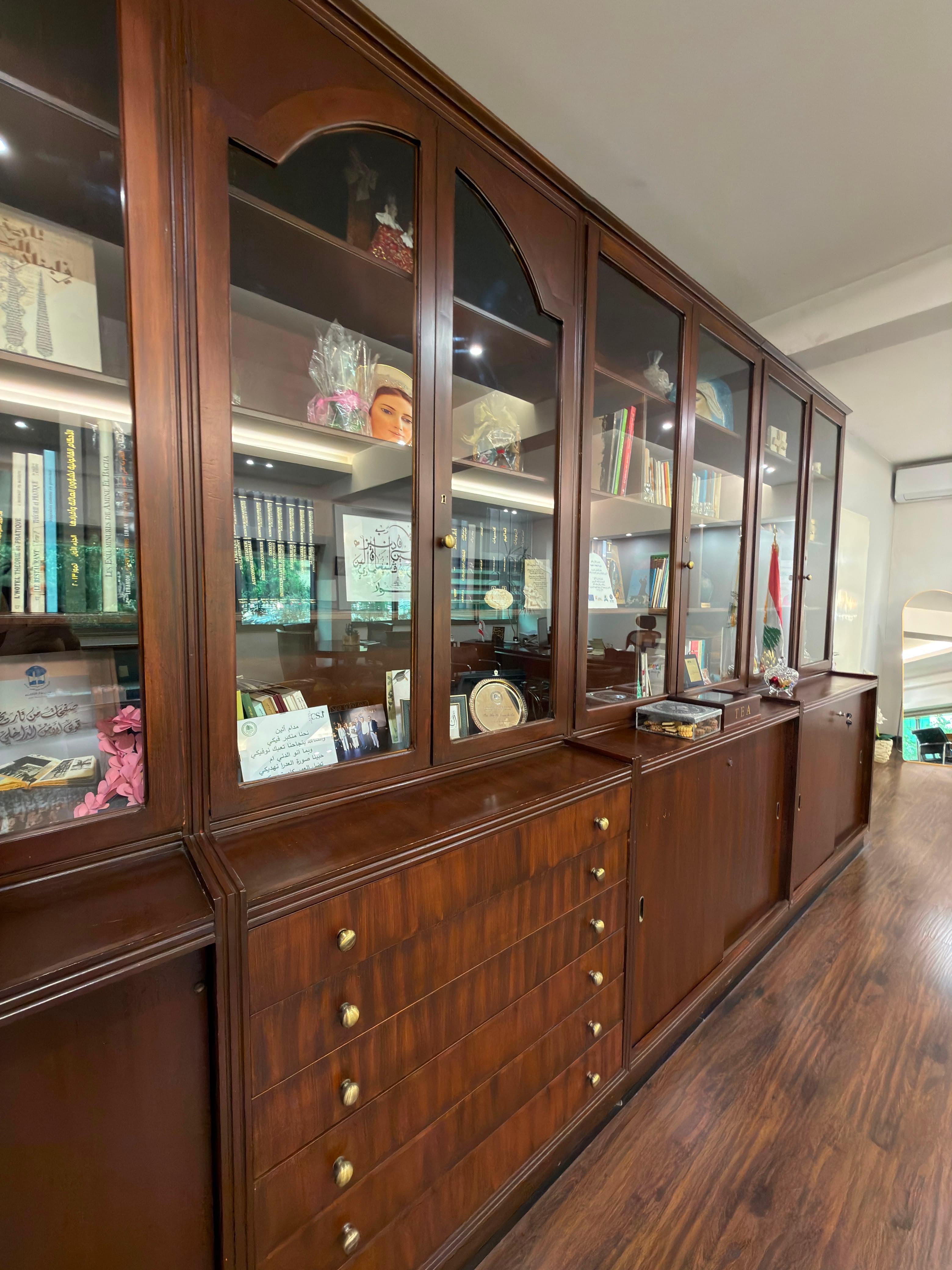 Bibliothèque et souvenirs exposés au collège